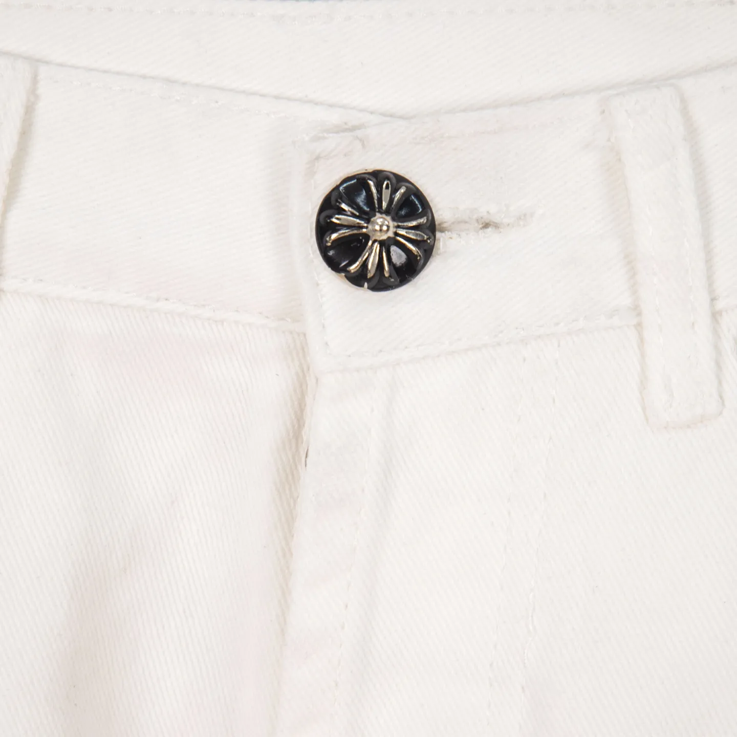 P260 Chrome Hearts 25SS white pants with three-color leopard print blue leather jeans. Chrome Hearts' pants with the most popular colors are made of beaded canvas fabric. Heavy washing makes the upper body of the fabric more textured and the pants are tall and straight! The three-dimensional cutting of the whole trousers is a masterpiece! The hardware is customized by zp. The beaded canvas fabric is thick and soft after being washed. It has good breathability. Customized small leather label. Unique design. The details are simple and elegant, and the workmanship is exquisite. The whole trousers are neatly routed and the details are in place! It’s so cool that both men and women can easily control the genderless trend! Style number: 1771# Color: White Size: 28 30 32 34 36